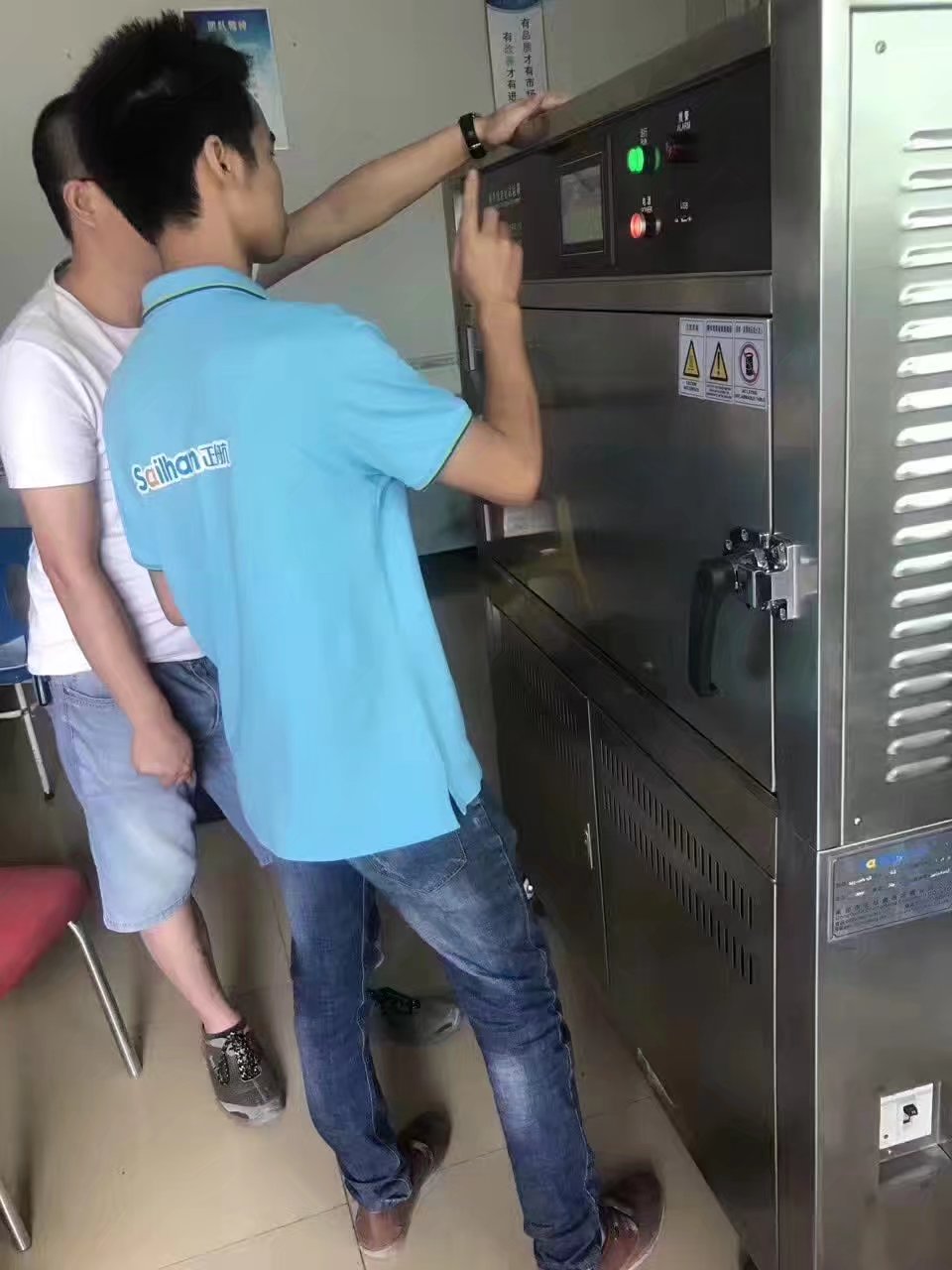 正航工程師在客戶(hù)現(xiàn)場(chǎng)交機(jī)培訓(xùn)圖